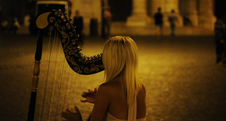 ハープを弾くイタリアのミュージシャン